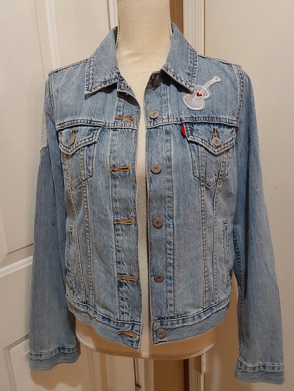 🌺 Near Vintage Levi's Premium Denim Jacket w/Personal Patches